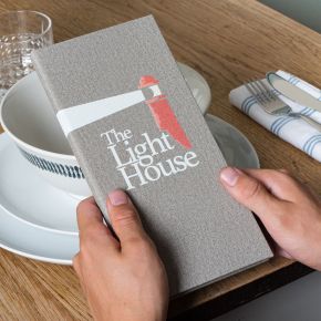 Créez votre propre dossier personnel dans une gamme de couleurs de texture de tissu et ajoutez votre propre design ou logo personnalisé. Créé par des maîtres artisans avec plus de 30 ans d'expérience, disponible uniquement chez Menushop