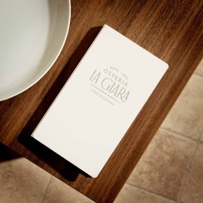 Porte-billets en métal et plateaux pour pourboires de restaurant fabriqués à la main avec une finition résistante aux rayures et gravés professionnellement pour créer une présentation époustouflante pour vos clients.  Disponible uniquement chez Menushop